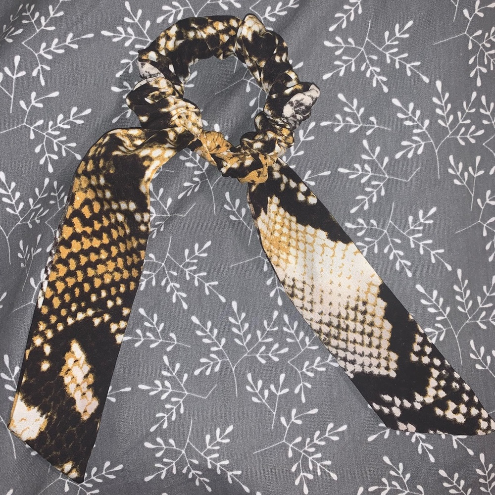 Ribbon hair tie.